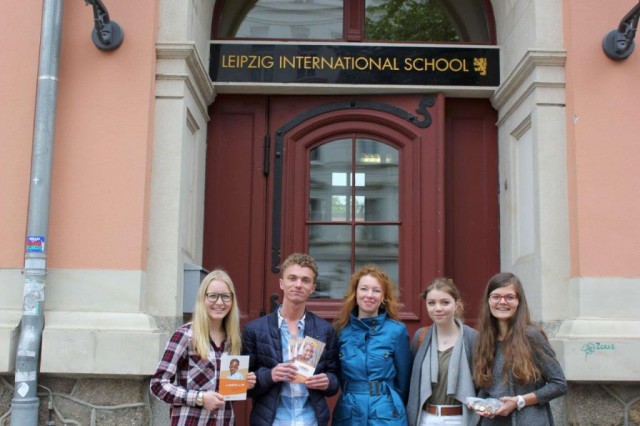 Die Spendensammler_innen der International School Leipzig zusammen mit Simone Schwarz (Mitte) von SAIDA